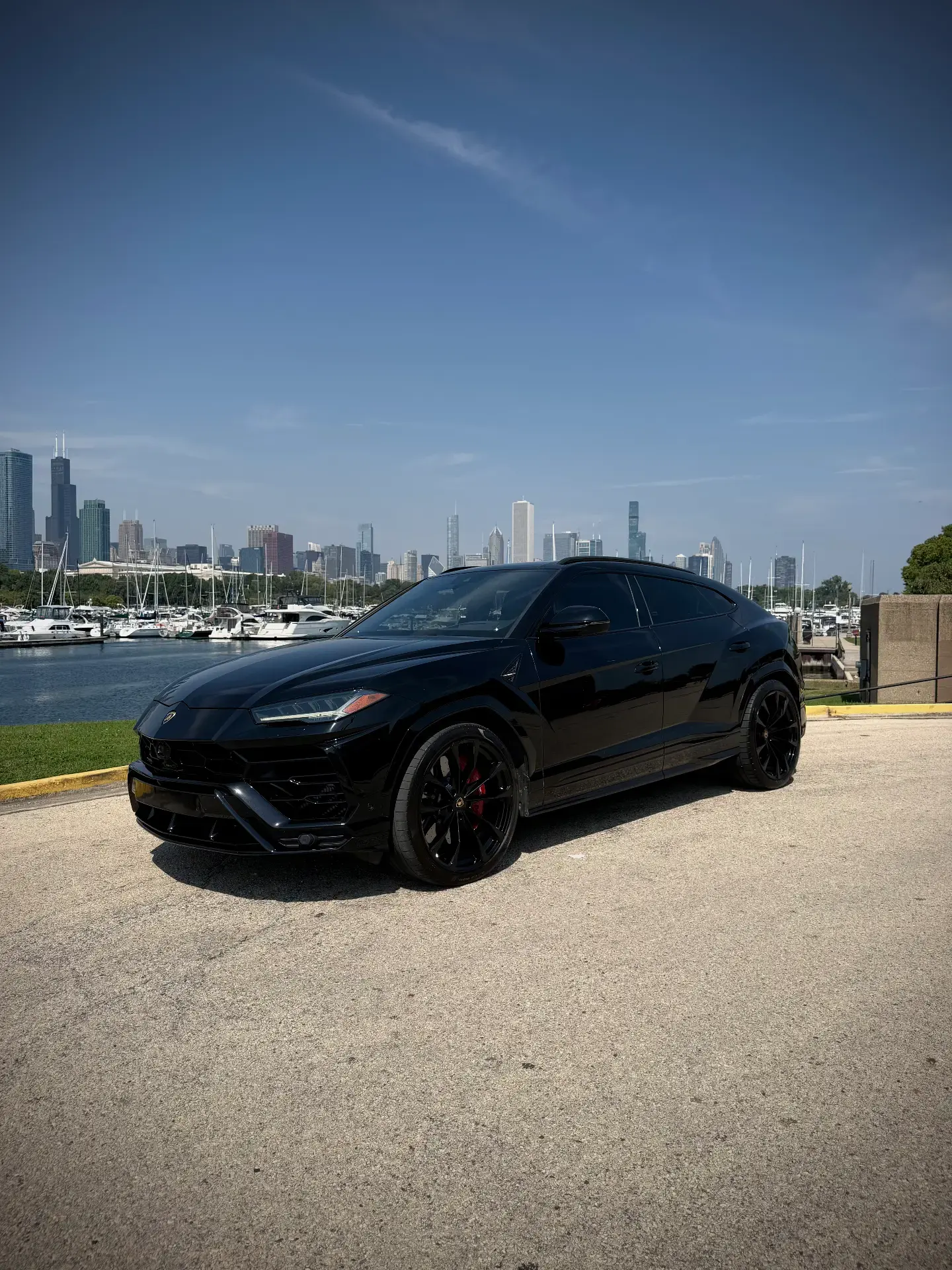 Lamborghini Urus — Black